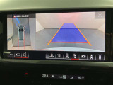 クルマを上空から眺めるような映像と合わせて車両後方の映像を確認できるので夜間駐車も、より安全に駐車する事が可能です。