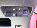 ステアリングヒーターのスイッチが運転席正面右下にございます。スイッチONで冷えた手も温まるので、冬の運転にうれしい快適装備ですね(*^^*)  アイドリングストップは燃費の向上をアシストします。