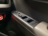 電動格納式リモコンドアミラーと、パワーウィンドウスイッチ等は運転席ドアにあります。