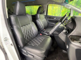 運転席まわりには十分なスペースがあり、大柄な方でもゆったり運転していただける環境です。