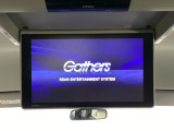 天井にリア席モニターが付いています。ナビゲーションで再生しているDVD等の映像を、後部座席の方にご覧いただくことができます。お子様にも大人気です。