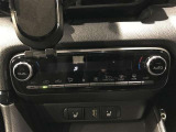 【オートエアコン】一度お好みの温度に設定すれば、車内の温度を検知し風量や温度を自動で調整。暑い&hellip;寒い&hellip;と何度もスイッチ操作をする必要はありません。快適な車内空間には必須の機能ですね♪