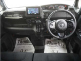 運転にかかわる様々な操作を安全に行えるように視点移動が少なく、操作性に配慮されたスイッチ類が凝縮されたコクピットです。