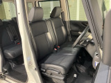 乗降がしやすい運転席。高さが調節できて小柄な方でも運転しやすいポジションをとることができます。