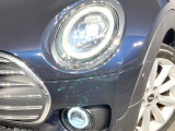 ●LEDヘッドライト:夜間走行時も良好な視界を確保し安心して運転できる高輝度LEDヘッドライトを装備!点灯速度が早く、消費電力も抑えられています。