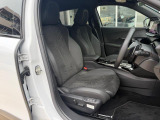シートはアルカンタラ&テップレザー仕様です。ホールド感のあるフロントシートは長時間の運転でも疲労感を感じさせず、腰への負担も軽減させます
