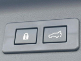 【パワーバックドア】スマートキーや運転席のボタンを押すだけでリアゲートが自動で開閉します!荷物を持っている時や、高い位置にあるバックドアを閉める際に便利な機能です♪