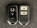 スマートキーを装備しています。鍵を差し込むことなくドアロックの開け閉めと、スタートボタン操作でのエンジンスタートができます。スペアキーも同じものを用意しております。