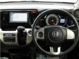運転にかかわる様々な操作を安全に行えるように視点移動が少なく、操作性に配慮されたスイッチ類が凝縮されたコクピットです。