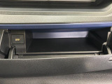運転席側のインパネアッパーボックスは嬉しい収納!ここにもUSBソケットがついています!