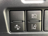 【レーントレーシングアシスト】高速道路走行時、車線からはみ出しそうになるとレーンの中央を走るようにステアリング操作をアシスト。より安全な運転をサポートしてくれます!