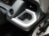運転席右側のドリンクホルダーです。