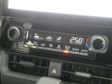 【オートエアコン】車内温度を感知して自動で温度調整をしてくれるのでいつでも快適な車内空間を創り上げます!どの席に座っても快適なドライブが楽しめます♪