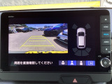 バックギアに入れますとご覧のような画像に自動的に切り替わります。車庫入れ時に役立ちます。