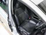 程よい硬さとホールド性が高いシートで長時間運転も快適です。