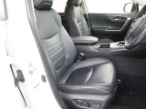 高いホールド性で運転姿勢が安定します。長距離ドライブでも疲れにくいのが魅力です。快適なドライビングライフをお送りください♪