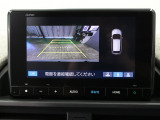 【バックカメラ】シフトを「R」の位置に入れると、自動的に画面がカメラ映像に切り替わり後方の視界をサポートする必須装備です!