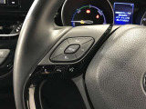 ステアリングスイッチ付きで、運転中に視線を前に向けたまま操作できます。