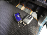 リモコンキーを取り出さなくてもエンジンのON/OFFやドアの開錠・施錠がスイッチ一つで行えるスマートキーです♪