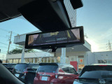 車体の後部にカメラがついていて、その映像がルームミラー内のモニターに表示します。人や荷物などで視界が遮られた時なども確認がしやすいです。