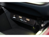 小物の収納に便利なセンタートレイには携帯等のデバイスの充電可能なUSB出力電源付です。