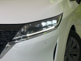 【LEDヘッドライト】悪天候や夜間走行時も良好な視界を確保し安心して運転できる高輝度LEDヘッドライトを装備!点灯速度が早く、消費電力も抑えられています。