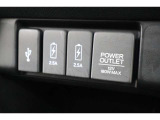 USBオーディオ用ソケットがついていますので携帯電話などを接続すれば音楽等の再生が可能です!充電用ソケットもございます!