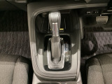 CVT車のセレクトレバーです。低速から高速まで、変速ショックのないスムーズな走りと、エンジン効率のよい領域を維持して燃費にも貢献します。サイドブレーキはスイッチ操作の電子制御パーキングブレーキです。