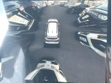 【マルチテレインモニター】車のフロントやサイドのカメラ画像を同時にモニター表示することで、悪路や狭い道を走行時でも周囲の状況確認ができ安心!本格SUVにうれしい装備です♪