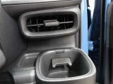 運転席のカップホルダーはエアコンの吹き出し口にありますので冷やしたり温めたりすることが出来ます☆