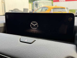 【12.3インチマツダコネクト】車内の雰囲気にマッチした大型ディスプレイ。スマホ接続でのナビ使用やBluetooth再生等、様々な機能が楽しめます。直感的なダイヤル操作が可能で、使い勝手も良好です。