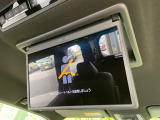 【フリップダウンモニター】大画面モニターで後席でもエンタメをお楽しみいただけます。小さなお子様にも大人気の装備です♪