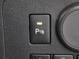 障害物に接近すると距離に応じてメーター内表示とブザー音で知らせるコーナーセンサー(フロント2個・リア2個)が装備されています。