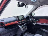 ダイハツのお店では、ダイハツ車を知り尽くしたプロフェッショナルが、専用の診断機器を使って各システムを点検しております。