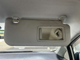 運転席上部にはバニティミラーもついています★