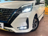 【LEDヘッドライト】悪天候や夜間走行時も良好な視界を確保し安心して運転できる高輝度LEDヘッドライトを装備!点灯速度が早く、消費電力も抑えられています。