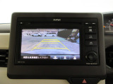 バックカメラの画像です。ガイドラインがスムースな車庫入れをサポートいたします。車庫入れの安心感がアップしますね。
