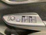 ハンドルの右側に電動格納付きパワーミラーの操作スイッチがついています。左右のサイドミラーの角度調節も微調整ができて便利です。パワーウインドウは運転席でドア4枚とも上下の操作ができるようになっています。