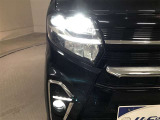 LEDヘッドライトです。デザイン性がよくとても明るいので、夜間の走行や悪天候でも安心です。しかも長寿命!