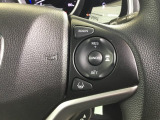 ステアリング右側がクルーズコントロールスイッチです。アクセルペダルを踏まずに一定速走行が出来るので、高速道路での走行がグッと快適になります。