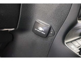 車載バッテリーからのDC電源を、AC100Vに変換して家電製品を車内で使えるようにしたコンセント付き電圧変換器付きです!!