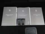 キーを携帯していればリクエストスイッチを押すだけでドアの開錠・施錠が可能です。しかもキーを差し込むことなくエンジンの始動・停止も可能です。取扱説明書・メンテナンスノートが揃っていますので安心です。