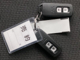 スマートキー装備。 キーをポケットに入れたままでもドアのロック&アンロックができ、雨の日や、荷物の多い時に大活躍です。