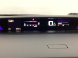 デジタル表示のスピードメーターとタコメーターを大きく配した見やすいメーター部になっています。左側のインフォメーション画面でオドメーターや燃費などの情報を確認できます。