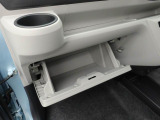 カップホルダーは運転席や助手席からちょうど手の届く位置です!!