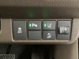 ハンドルの右側にはヘットライトリベライザーとHondaセンシング用のメインスイッチがついています。ヘッドライトリベライザーは道路状況や積荷の加重に応じてライトの高さを調節できます。