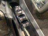 【電動格納ミラー】サイドミラーは電動格納式となっており、狭い駐車場でもキズがつくリスクを抑えられます。