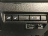 【ステアリングヒーター】スイッチ一つでハンドルのグリップ部を温めてくれるので、冬には重宝される機能です^^