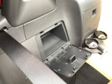 運転席の後ろに設置されている収納BOX。