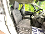 運転席まわりには十分なスペースがあり、大柄な方でもゆったり運転していただける環境です。
